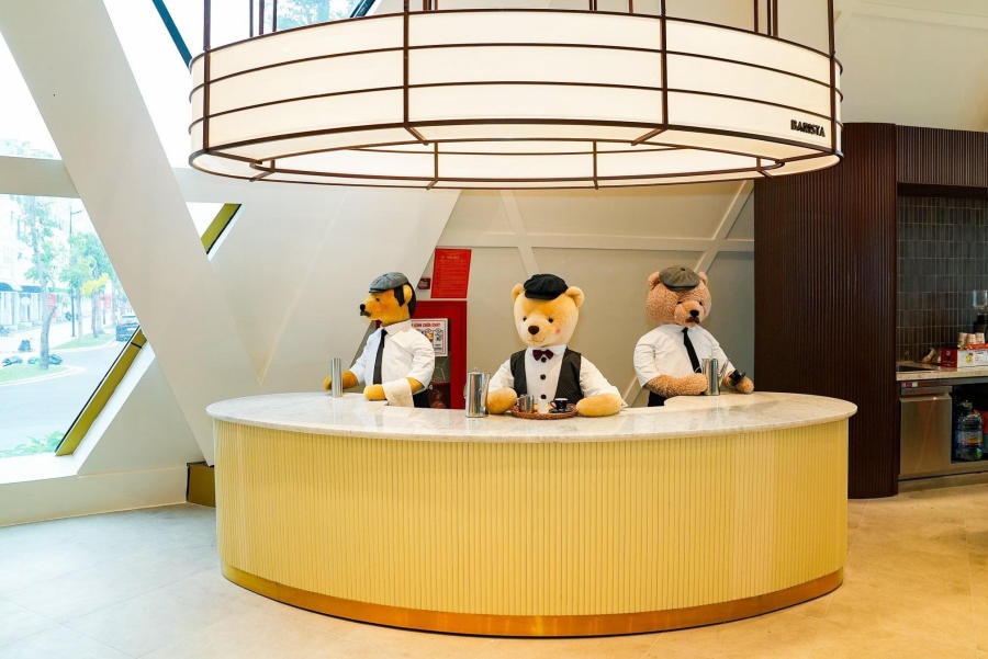 A charming service counter where cuddly teddy bears ‘work’ as staffs, adding a whimsical touch to your visit 